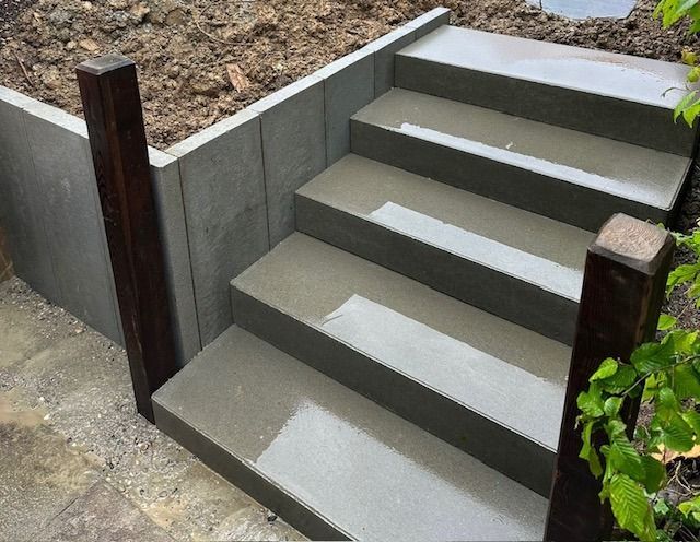 Eine Reihe von Betontreppen, die zu einer Betonwand hinaufführen.