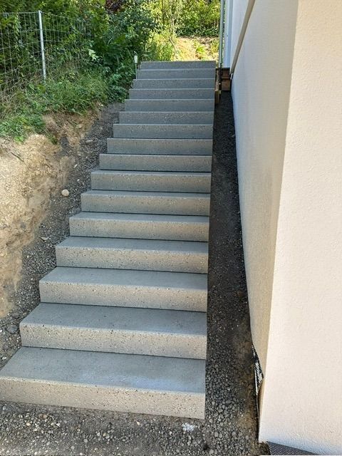 Eine Reihe Betontreppen, die zu einem Haus hinaufführen.