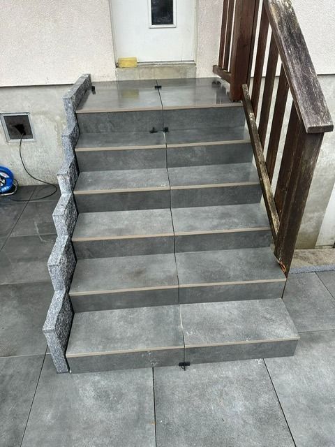 Eine Treppe führt zu einem Haus mit einem Holzgeländer.