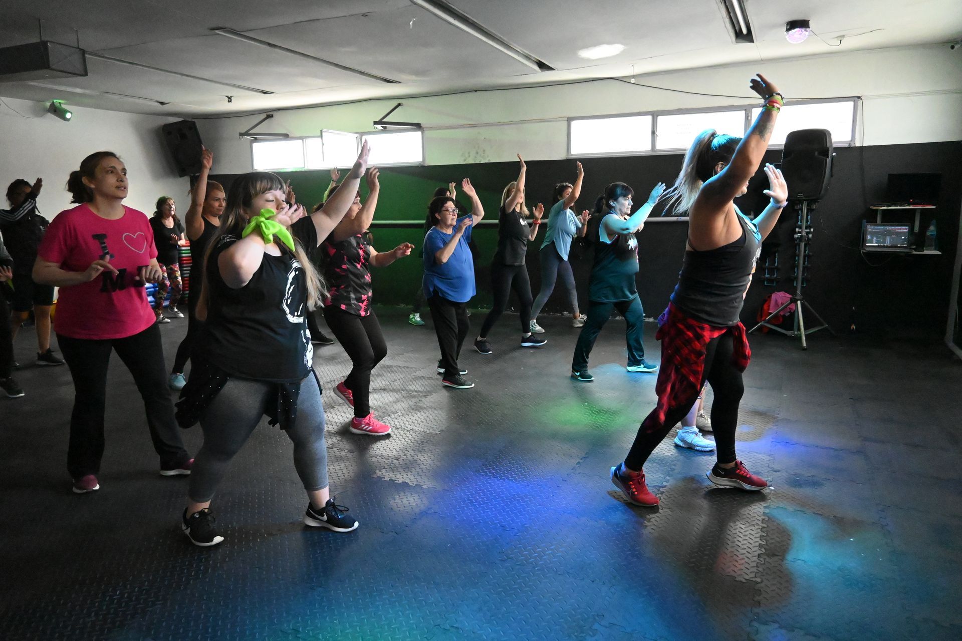 Un grupo de mujeres está bailando en un gimnasio.
