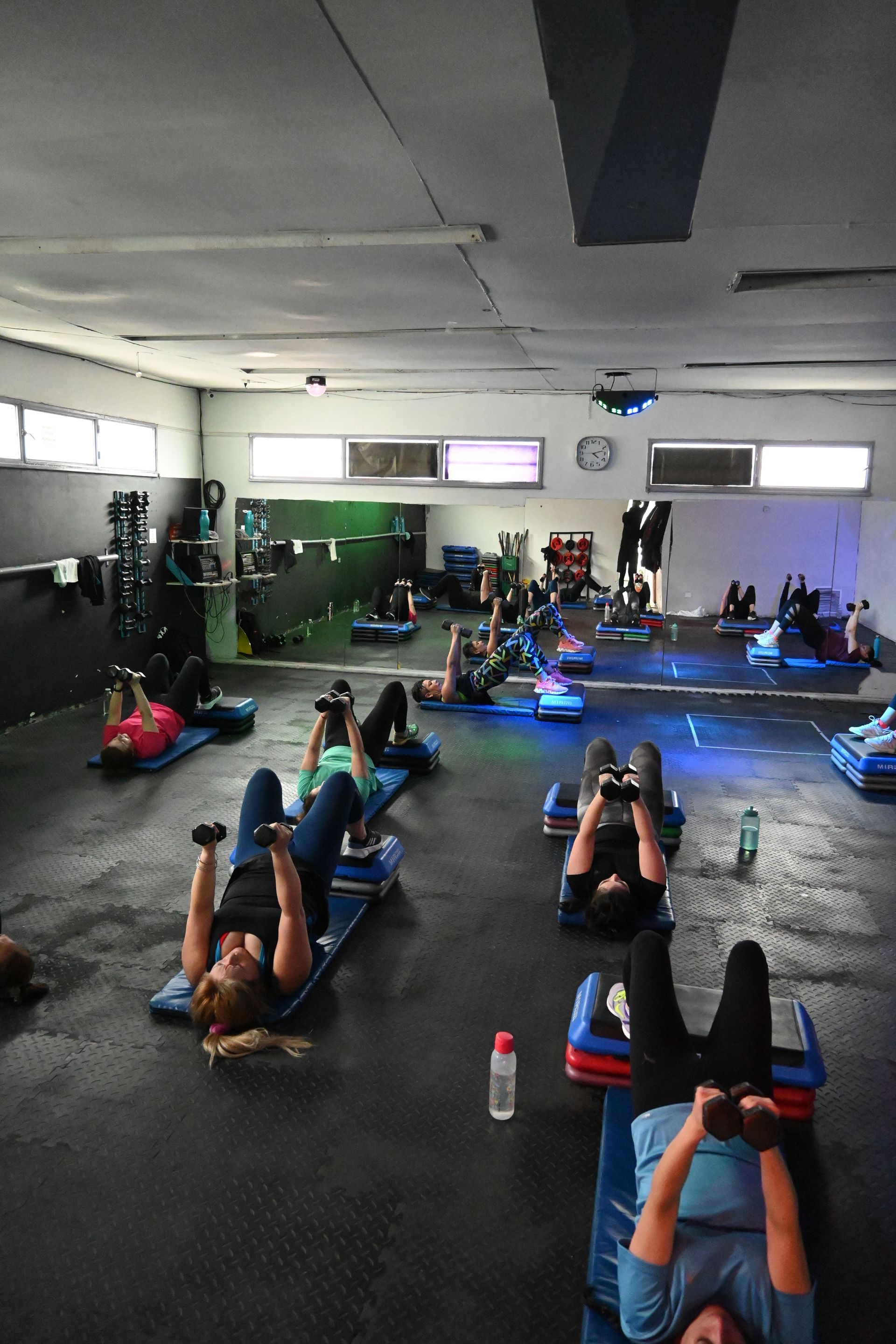 Un grupo de personas está haciendo ejercicios en un gimnasio.