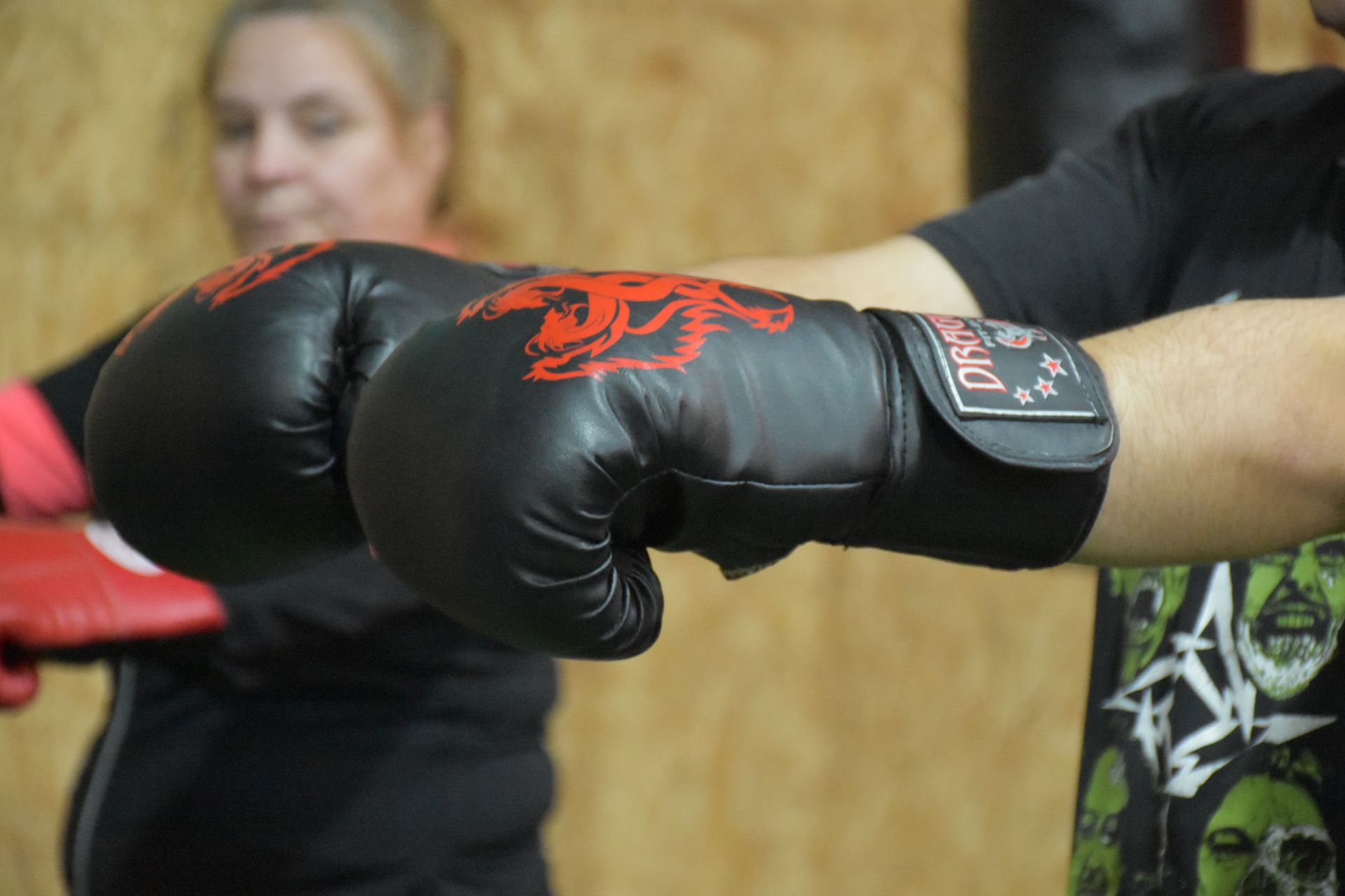 Un hombre y una mujer llevan guantes de boxeo.