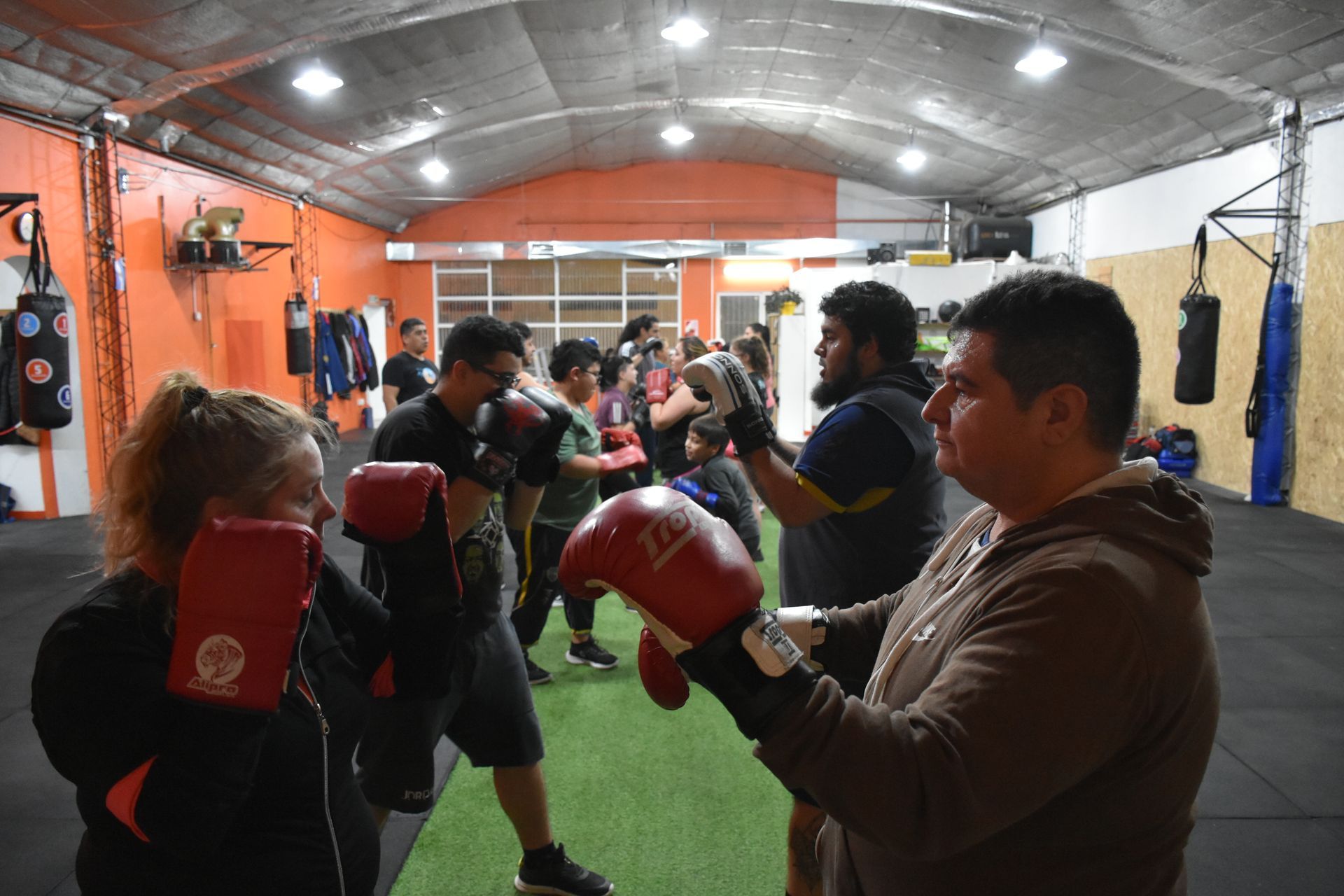 Un grupo de personas está boxeando en un gimnasio.