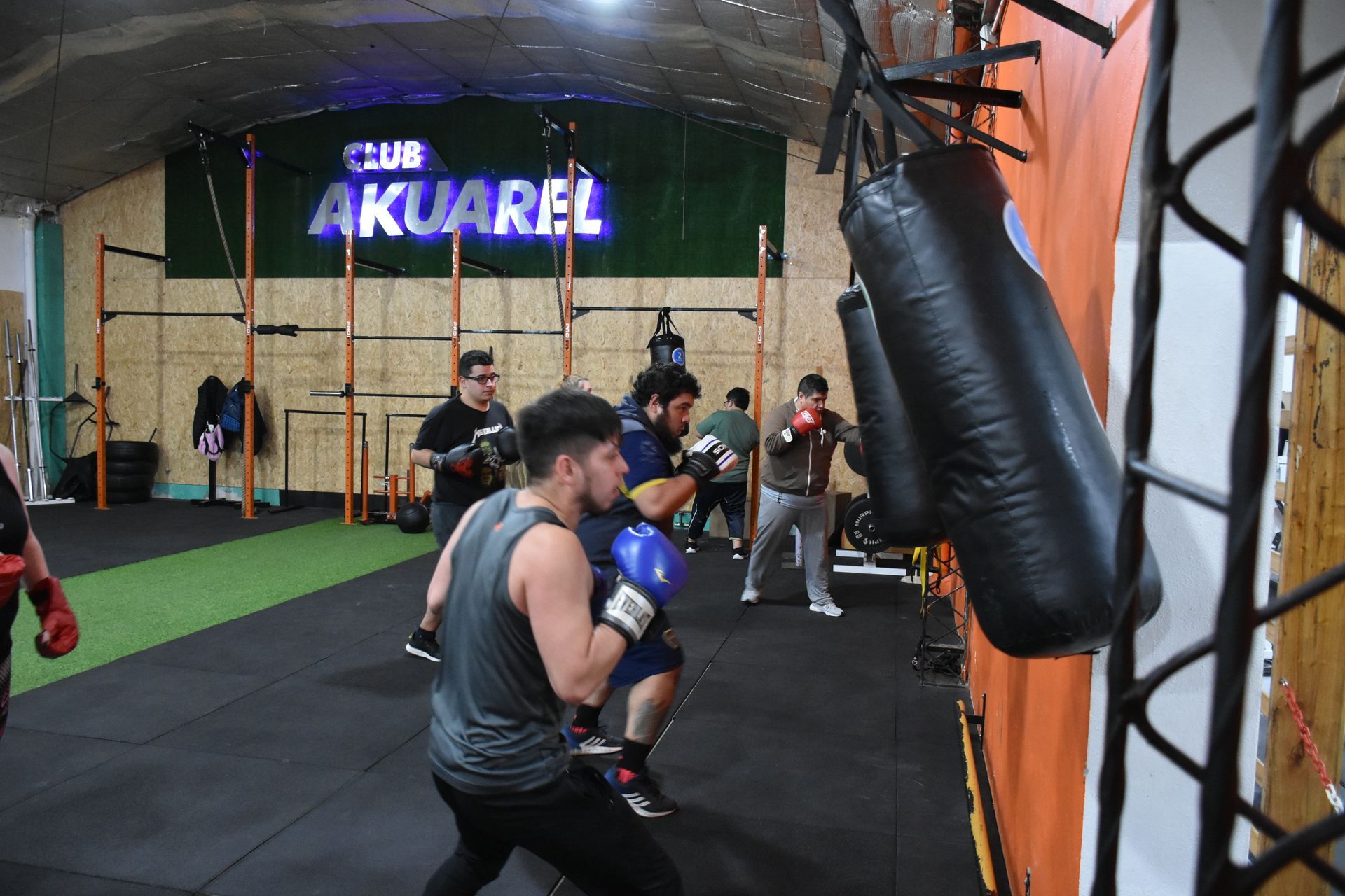 Un grupo de hombres está boxeando en un gimnasio.