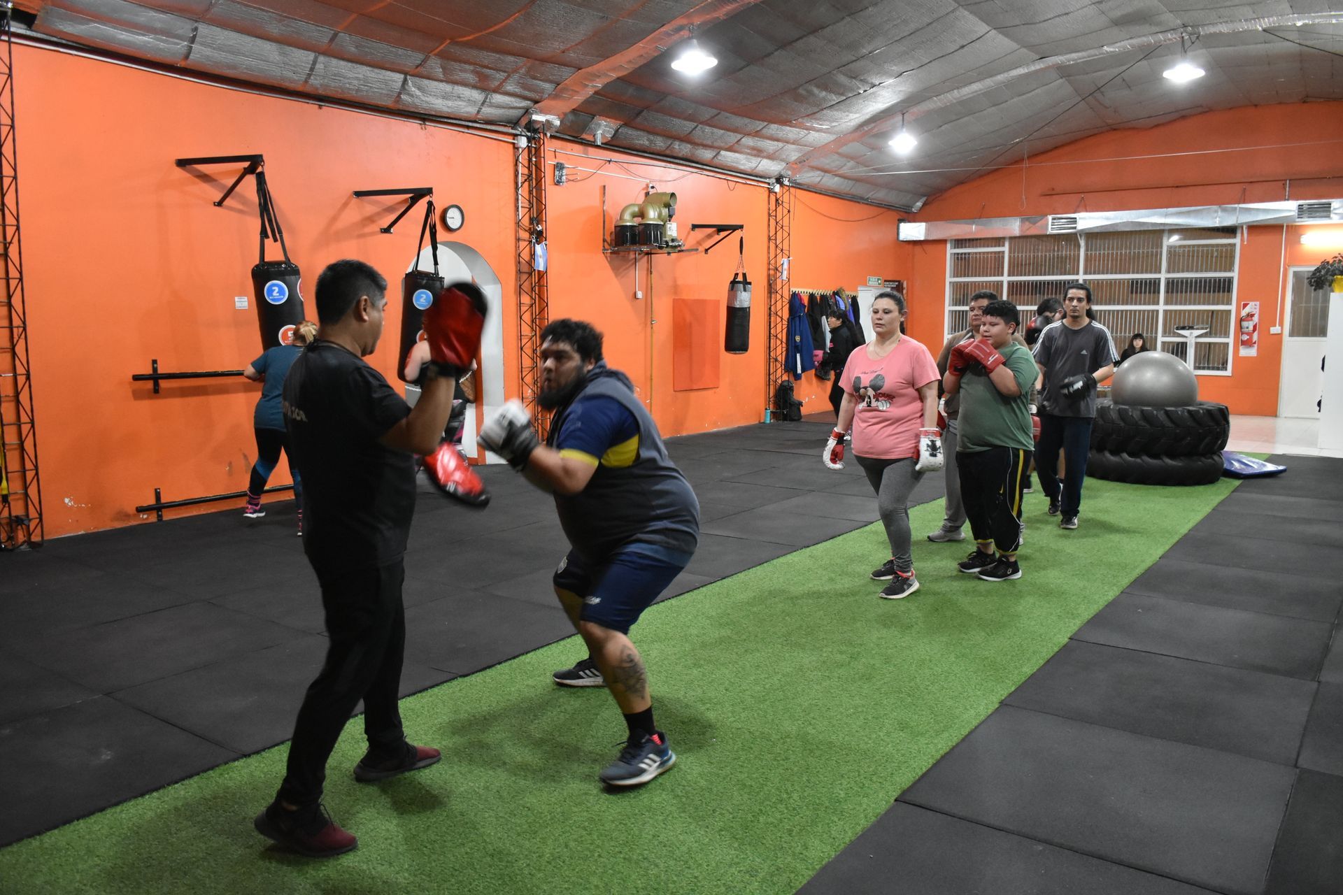 Un grupo de personas está boxeando en un gimnasio.