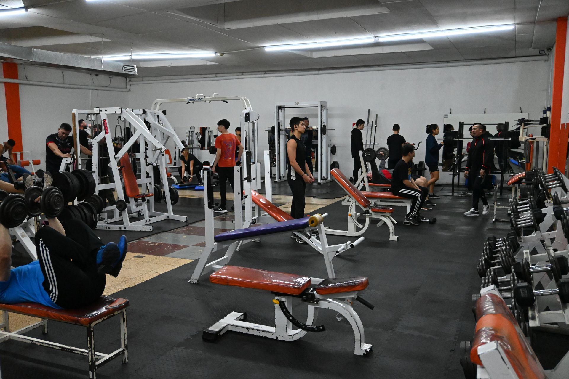 Un grupo de personas está haciendo ejercicio en un gimnasio.