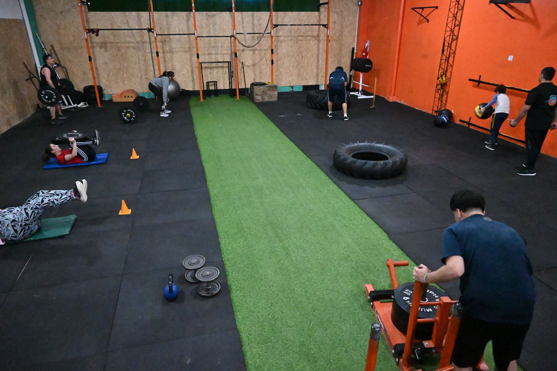 Una mujer está acostada en una cama recibiendo un tratamiento facial.