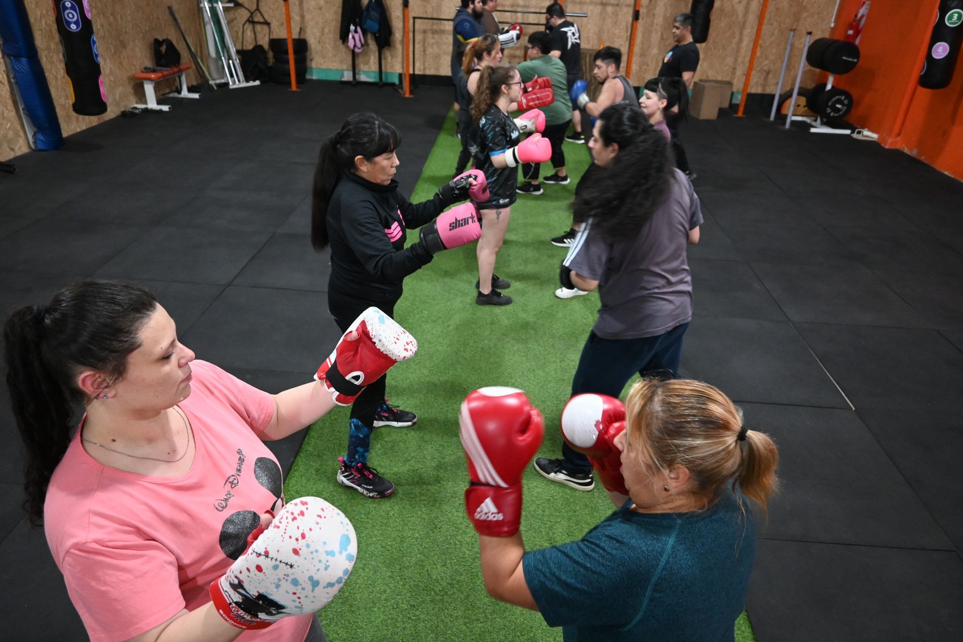 Un grupo de mujeres está boxeando en un gimnasio.