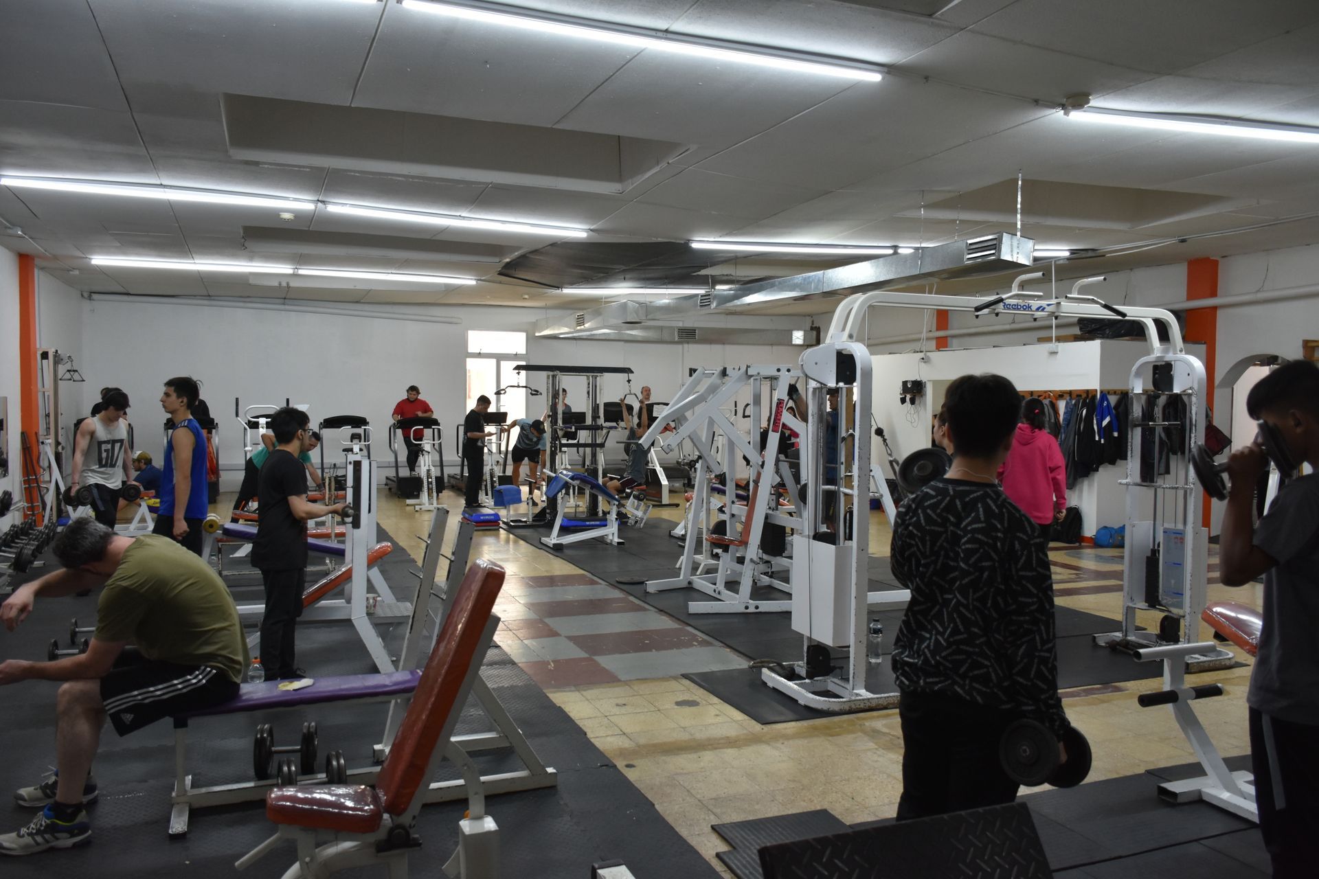 Un grupo de personas está haciendo ejercicio en un gimnasio.