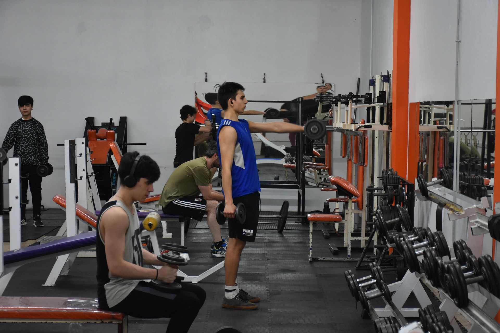 Un grupo de jóvenes está haciendo ejercicio en un gimnasio.