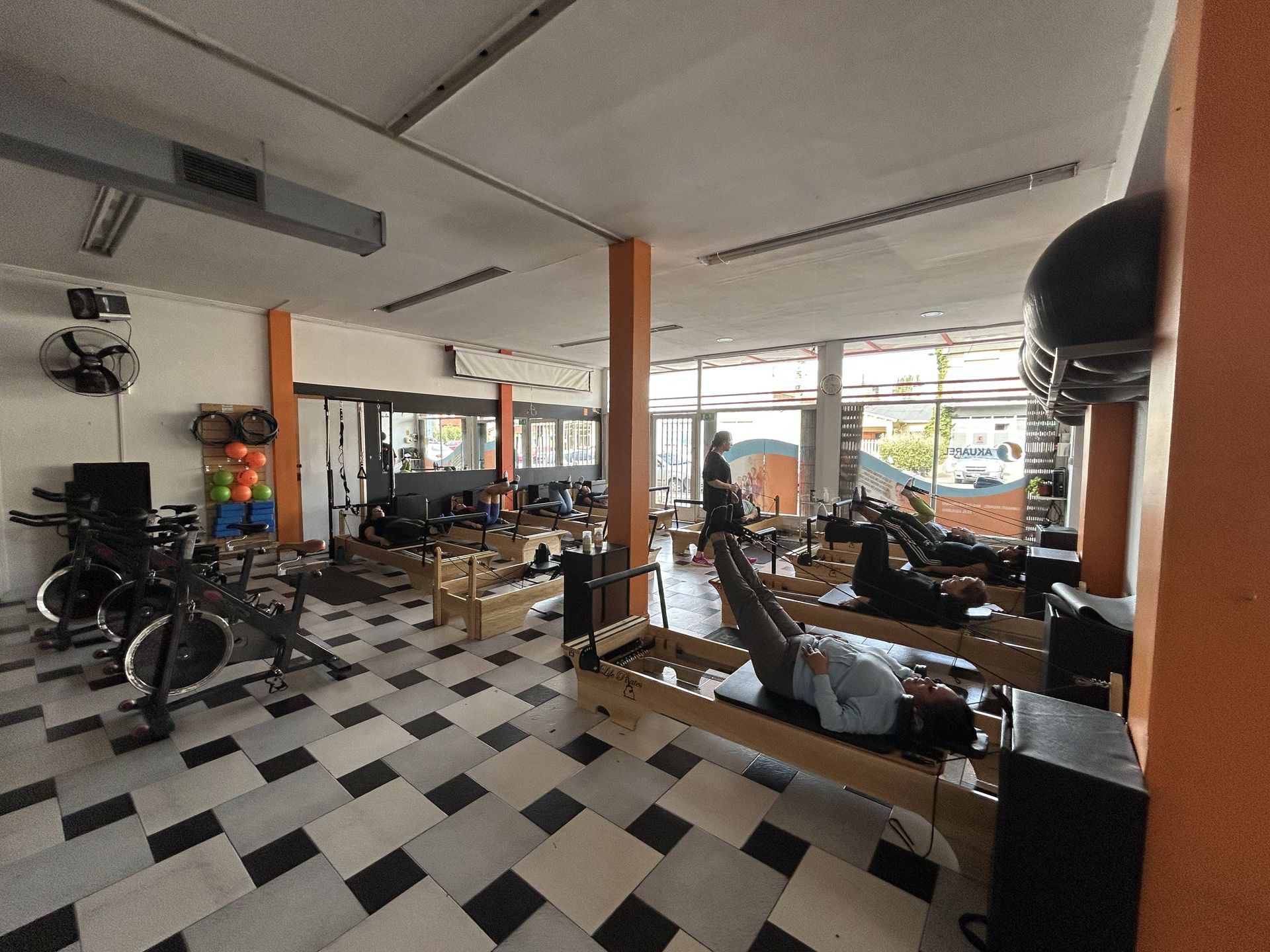 Una mujer está haciendo un ejercicio de pilates en una máquina de pilates.