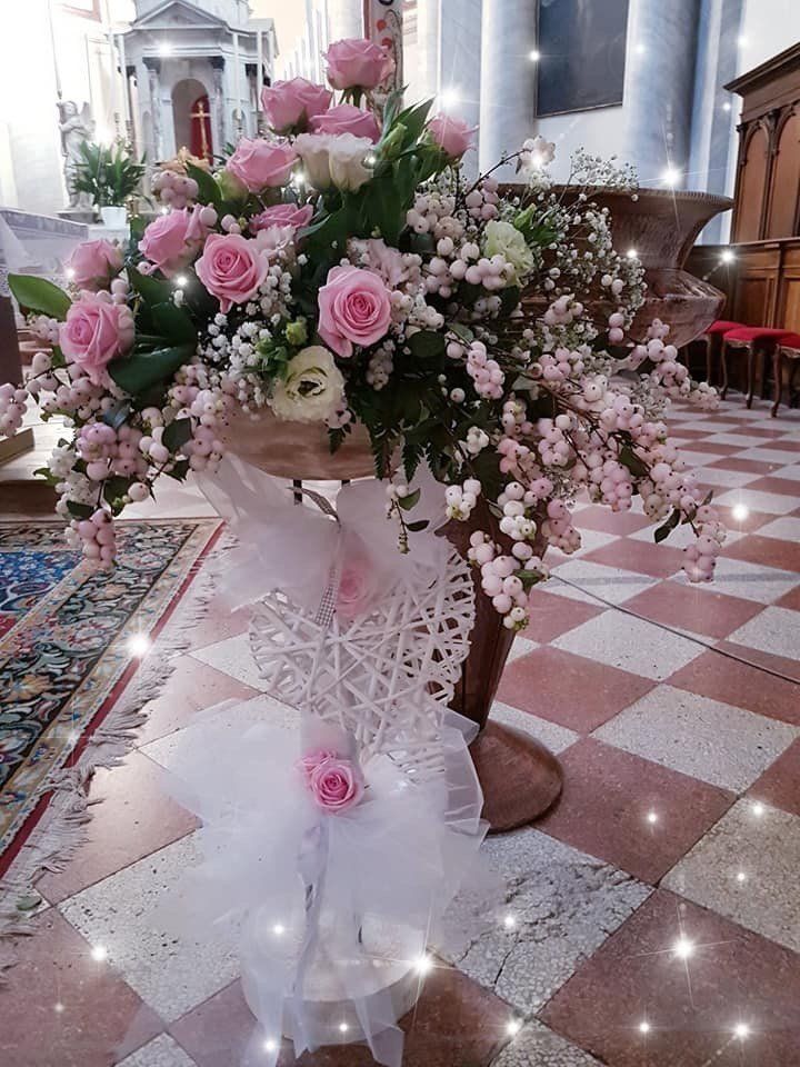 Composizione di rose rosa e fiori bianchi per chiesa