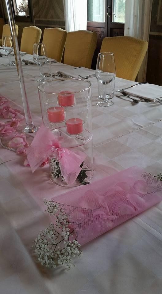 Tavola con fiori e allestimento in rosa
