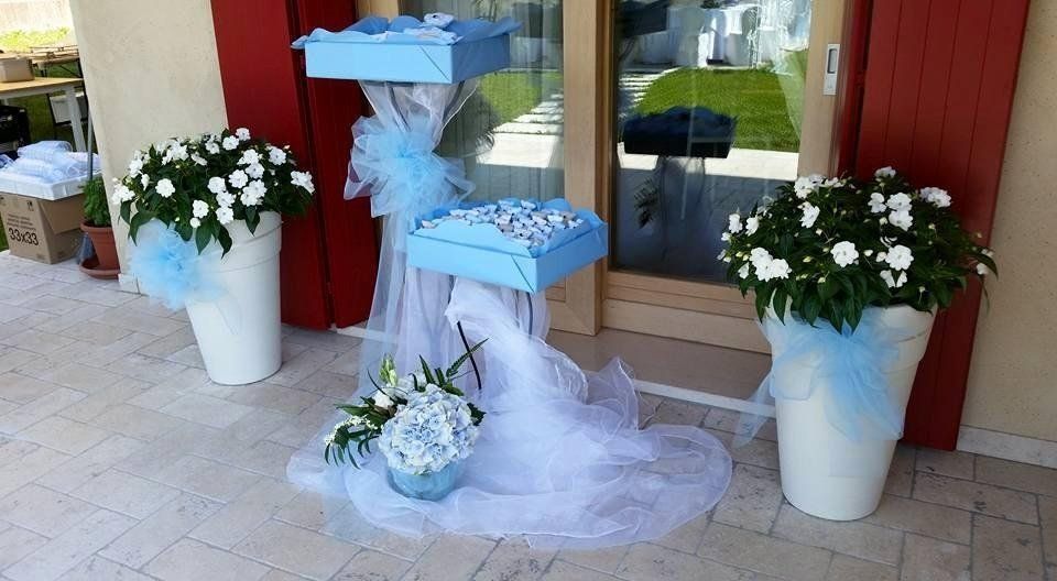 Allestimento floreale esterno in azzurro