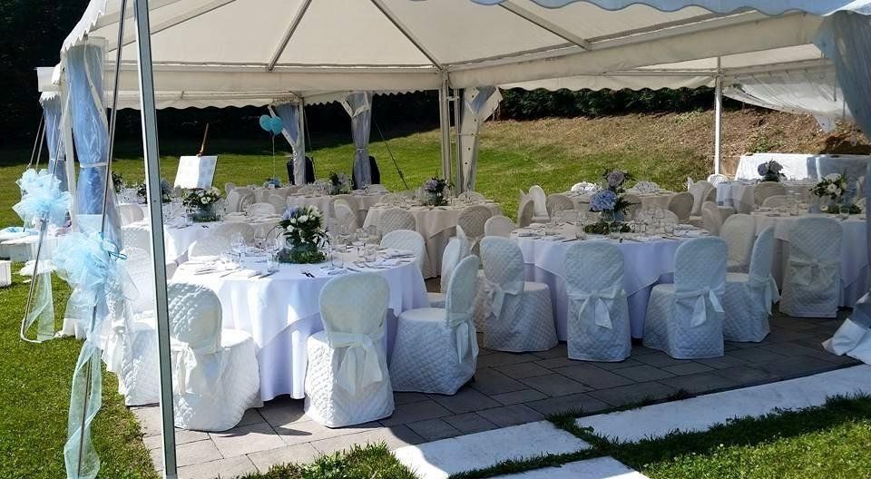 Allestimento floreale per cerimonia all'aperto