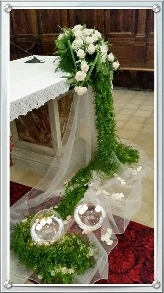 Allestimento floreale di altare per battesimo