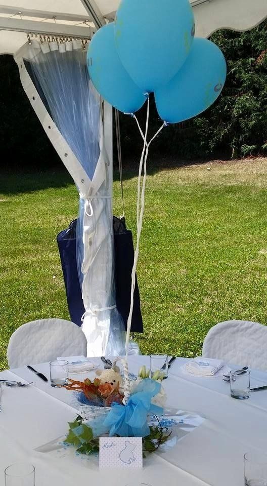 Centrotavola con fiori e palloncini azzurri