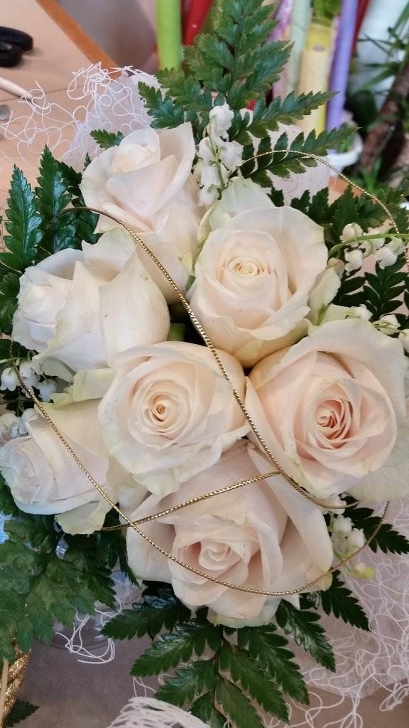 Composizione di rose per battesimo