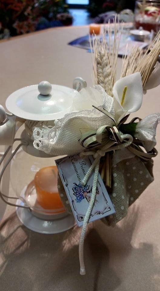 Bomboniera con sacchetto di confetti e giglio