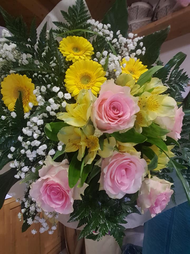 Mazzo di rose rosa e gerbere gialle