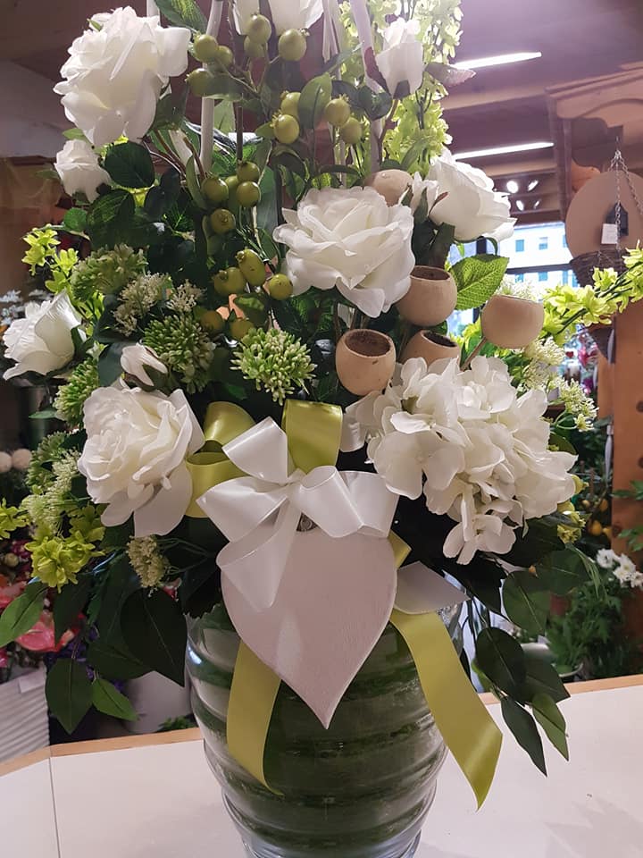 Vaso grande di rose bianche