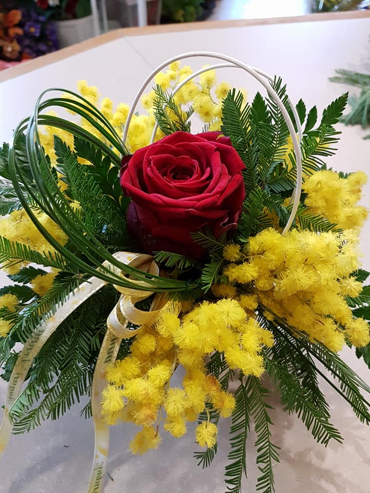 Centrotavola con rosa e mimose