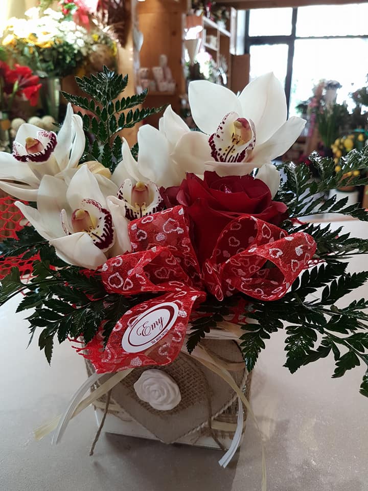 Composizione di fiori con confezione