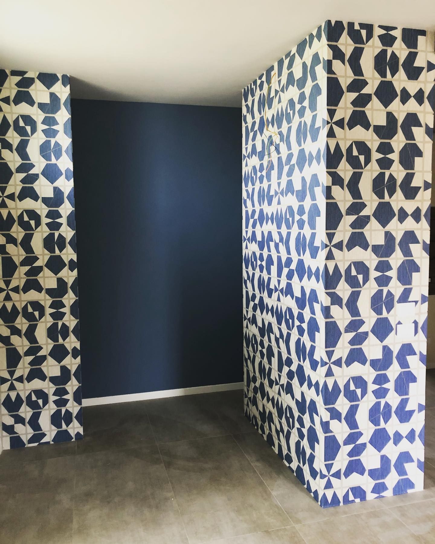 Due pilastri decorati con una parete blu al centro