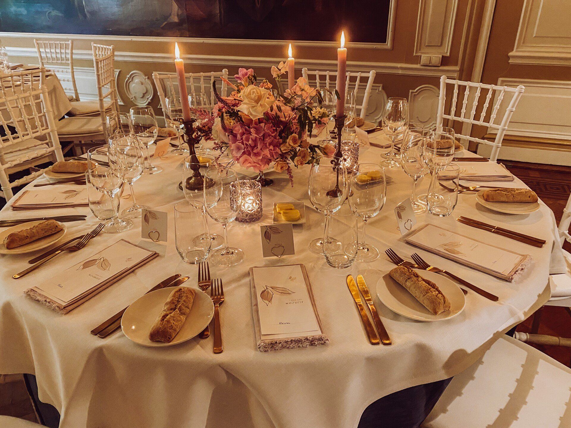 Fijne eettafel set voor bruiloft met kaarsen en bloemen