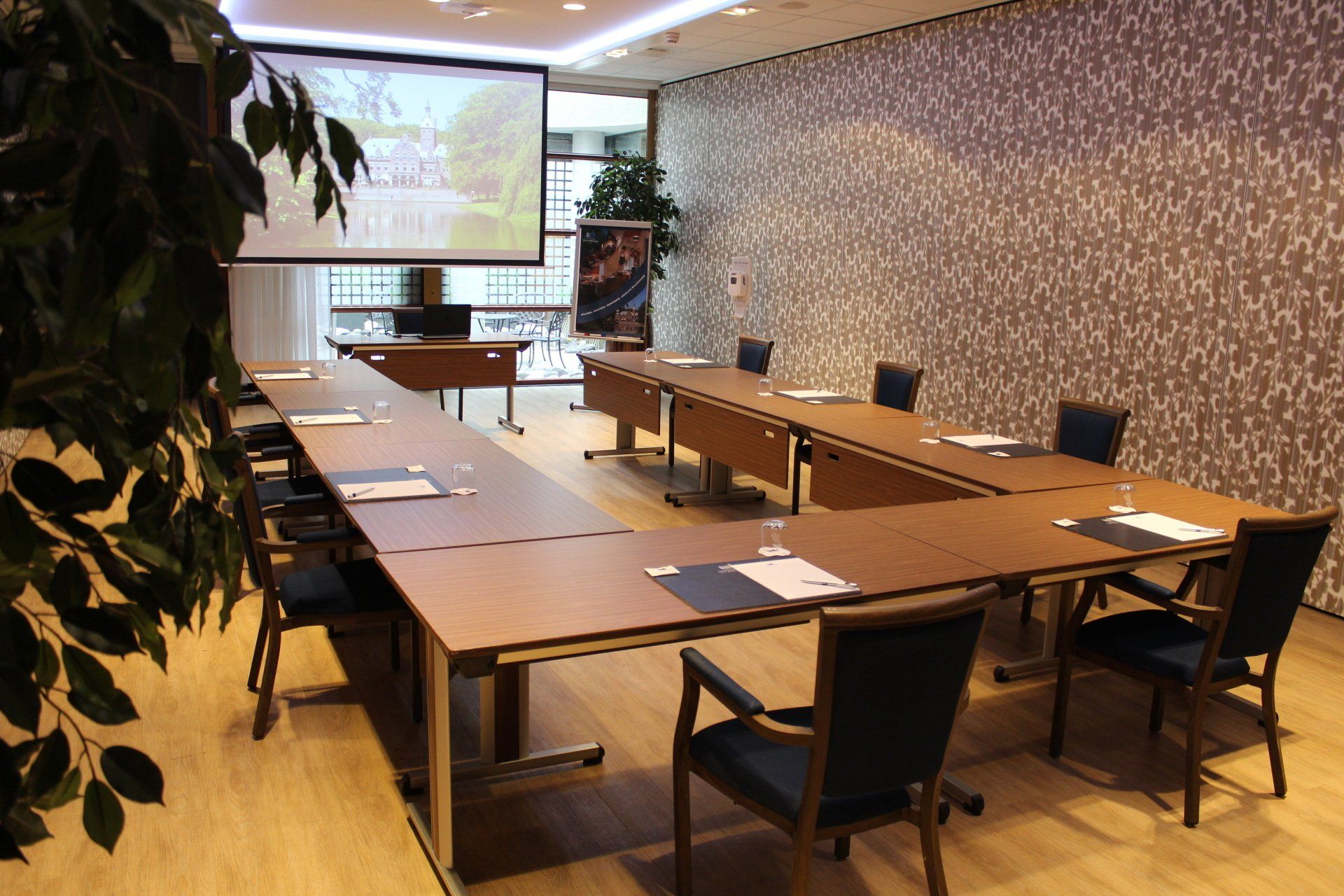 u shaped meeting room with projector and large screen