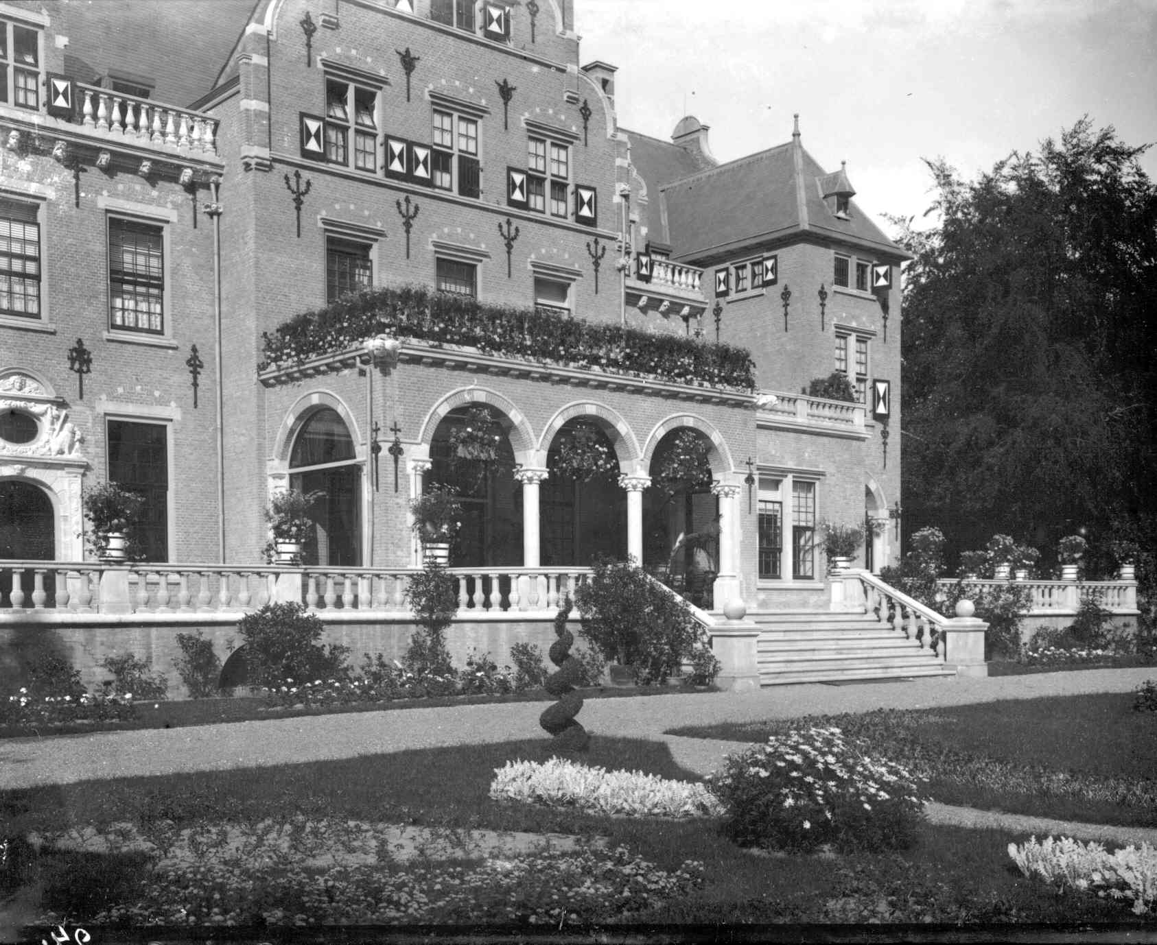 Zwart-wit foto van hotel uit begin 1907