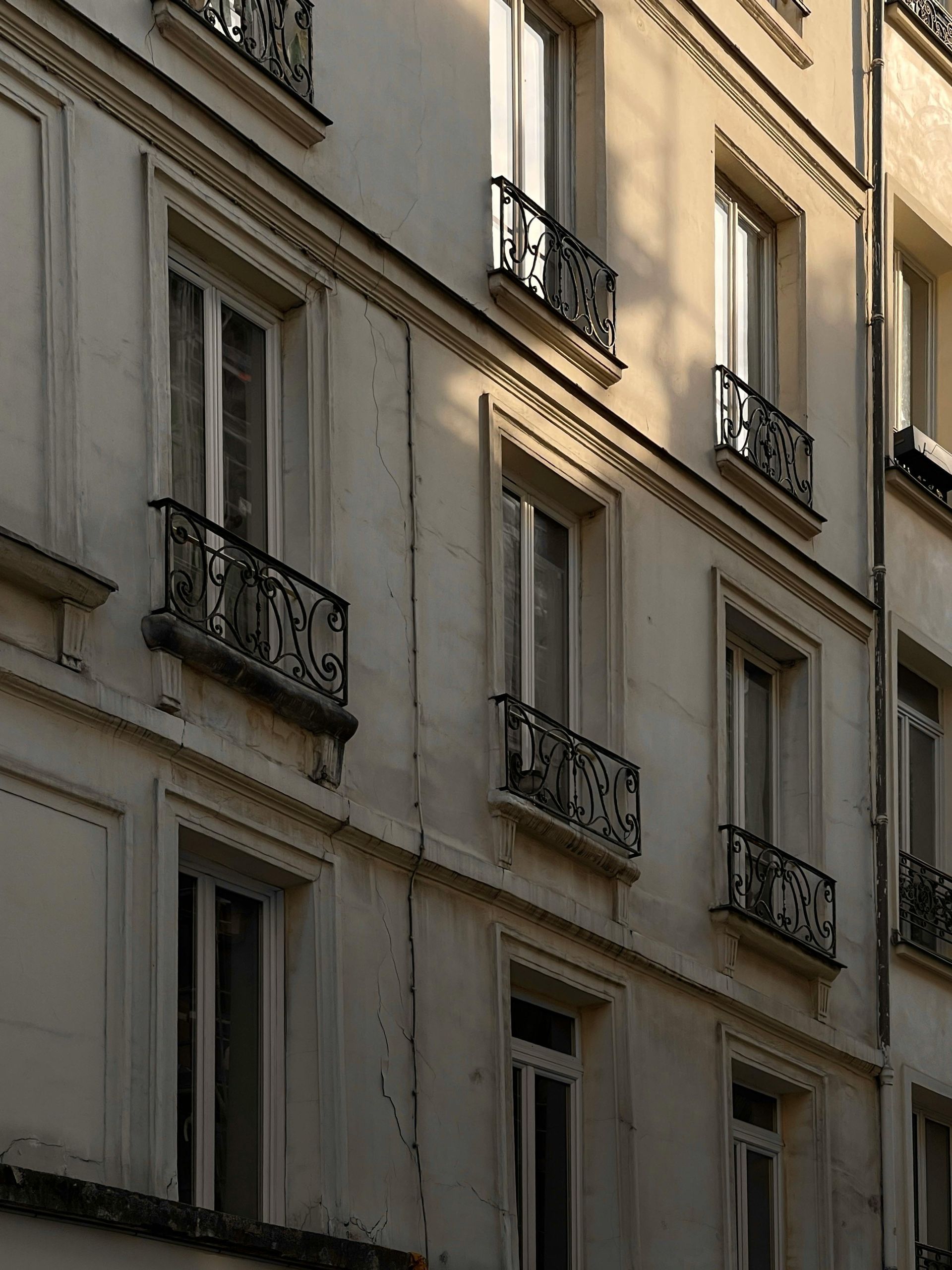 A building with a lot of windows and balconies