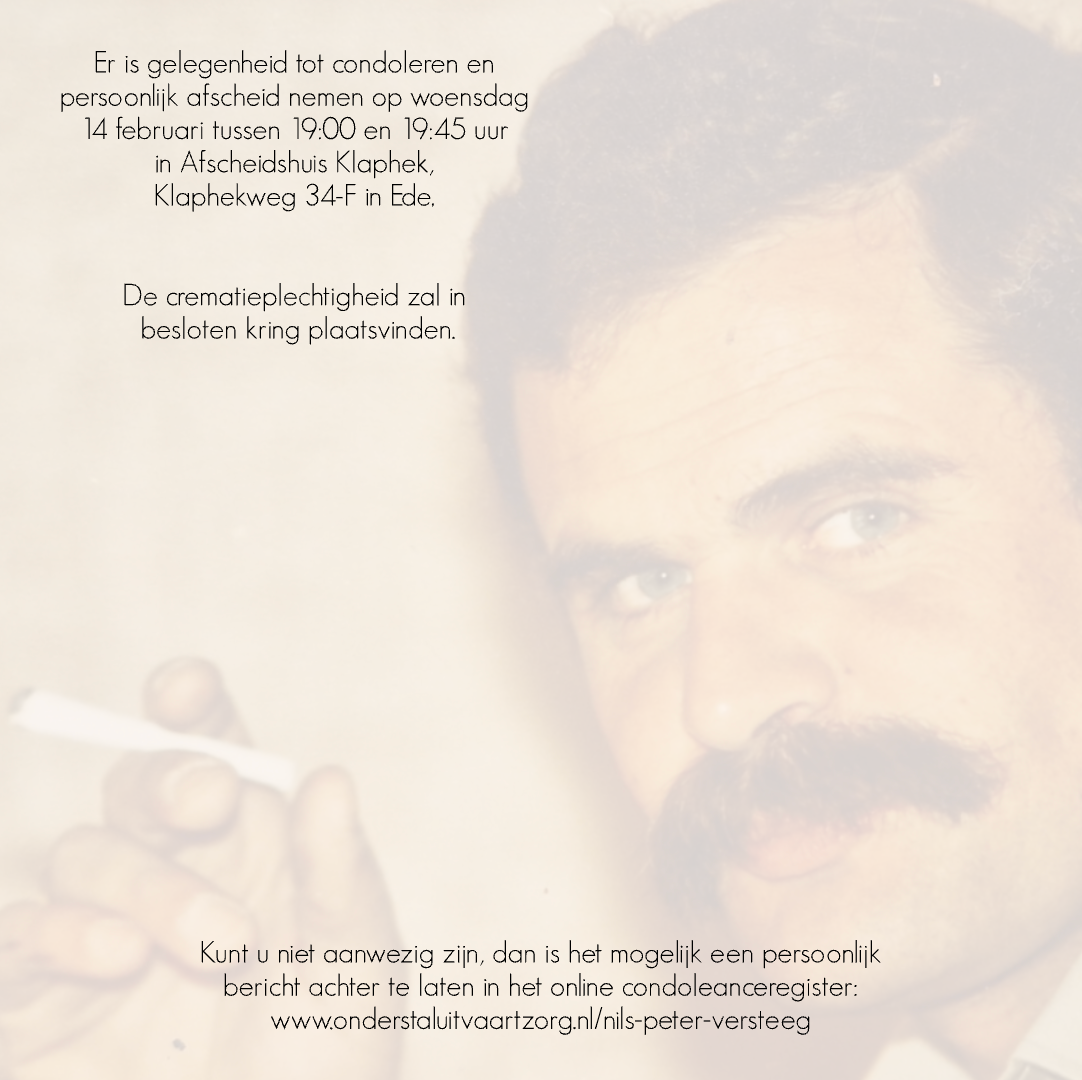 Een man met een snor houdt een sigaret vast, met daaroverheen Nederlandse tekst die een persoonlijk eerbetoon aan de oorlogsperiode aankondigt.