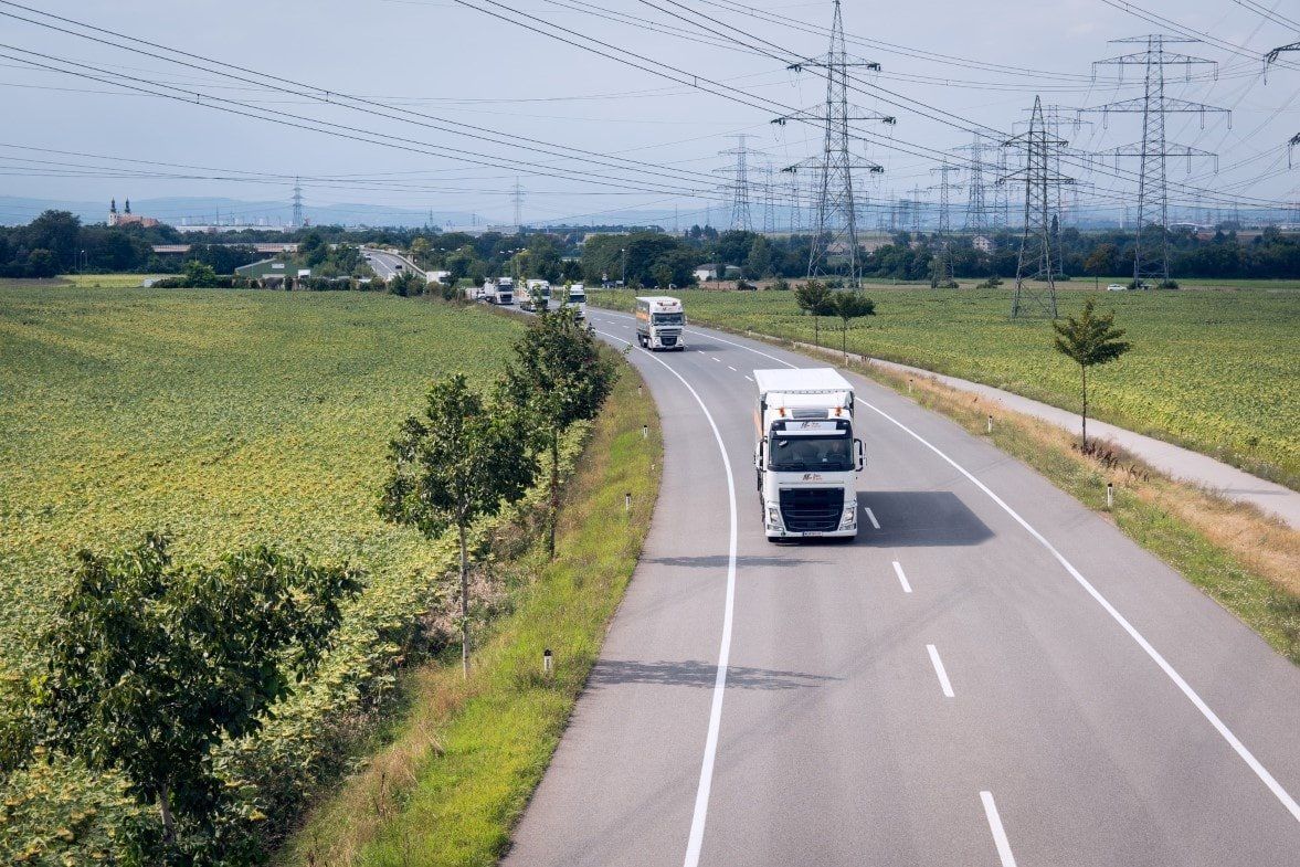 lkws auf einer straße