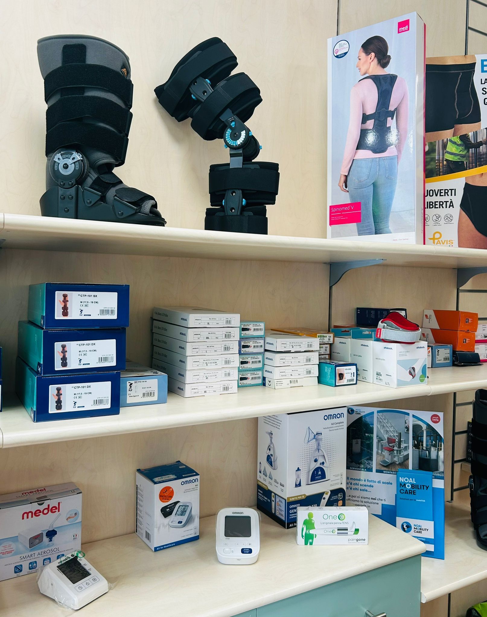Scaffali con dispositivi medici: tutore per le gambe, tutore per la schiena e attrezzature sanitarie confezionate.