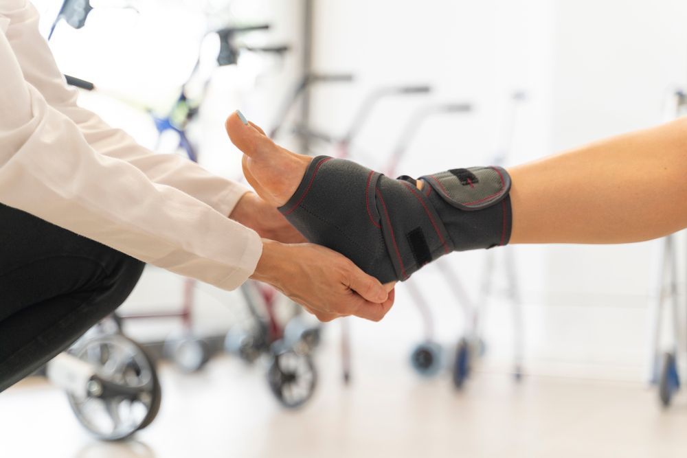 Vista interna di un negozio di attrezzature mediche. Vari ausili e prodotti per la mobilità sono esposti in una stanza luminosa.