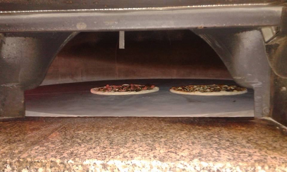 Pizza broccoli e salsiccia al metro