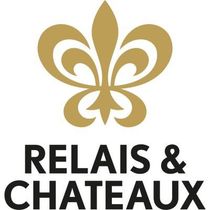 A gold and black logo for relais & chateaux