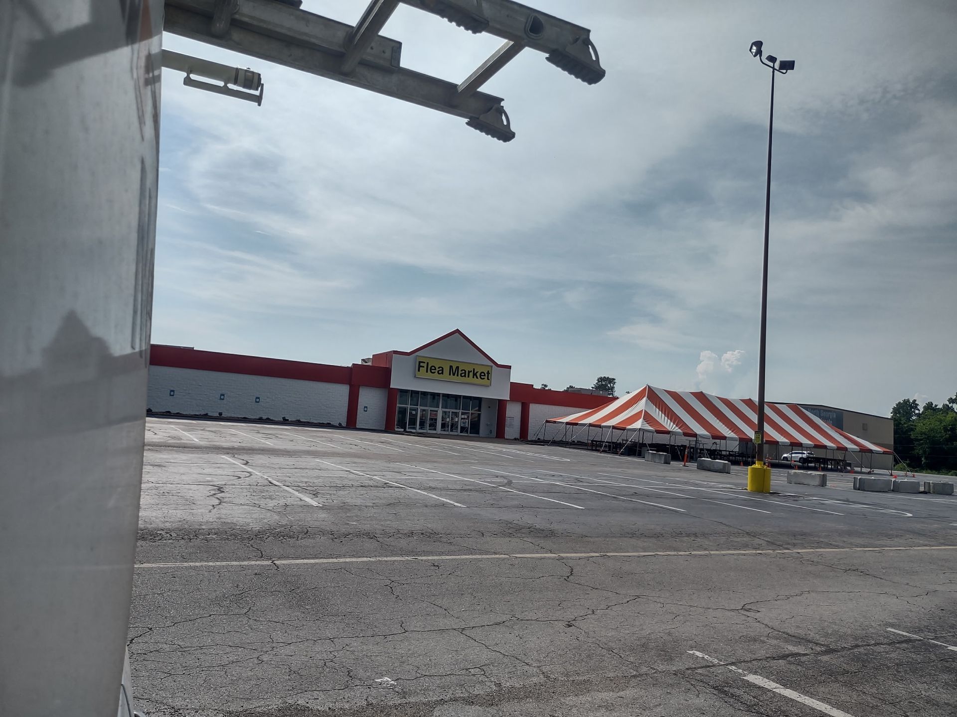 An empty parking lot with a store in the background