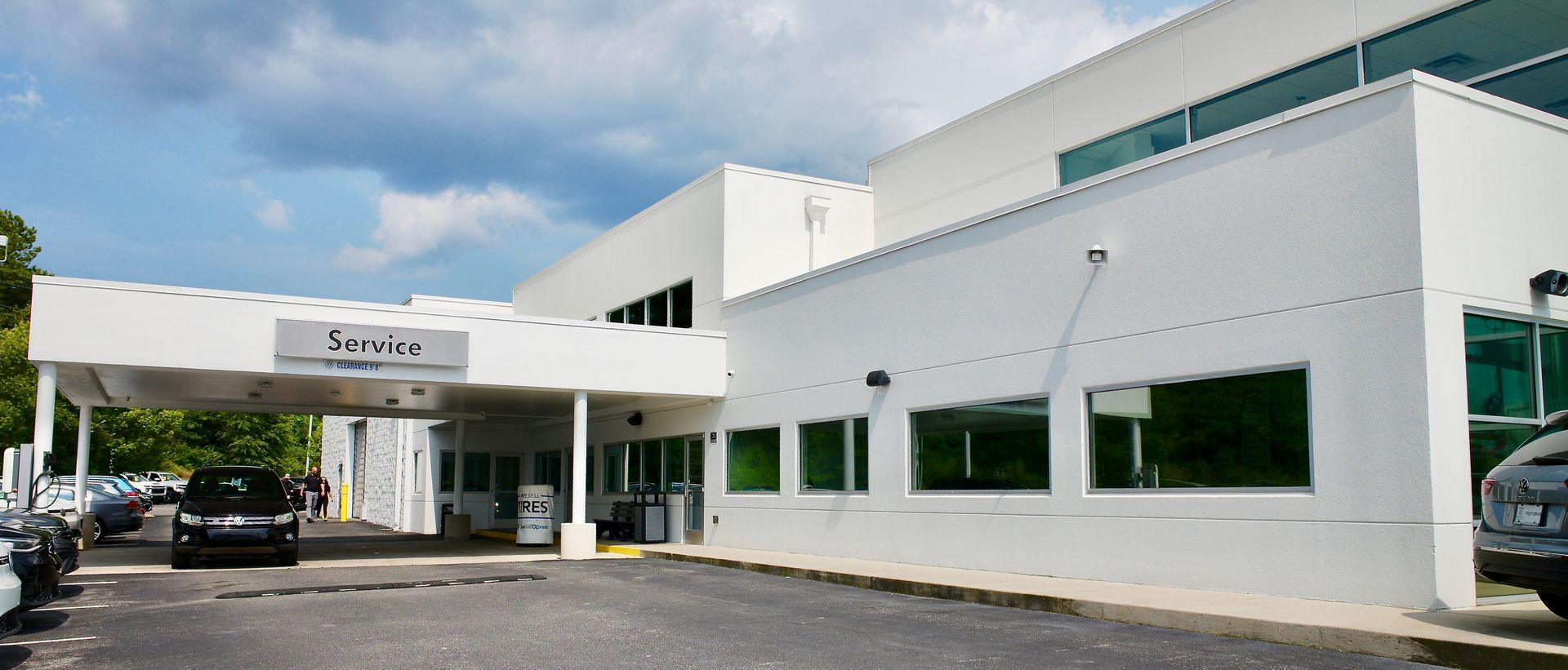 A white building with a sign that says ' clinica ' on it