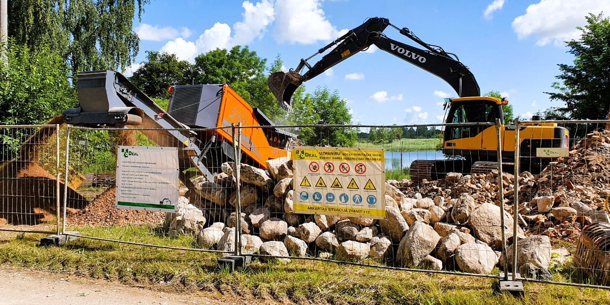 Ēku demontāža, būvgružu drupināšana