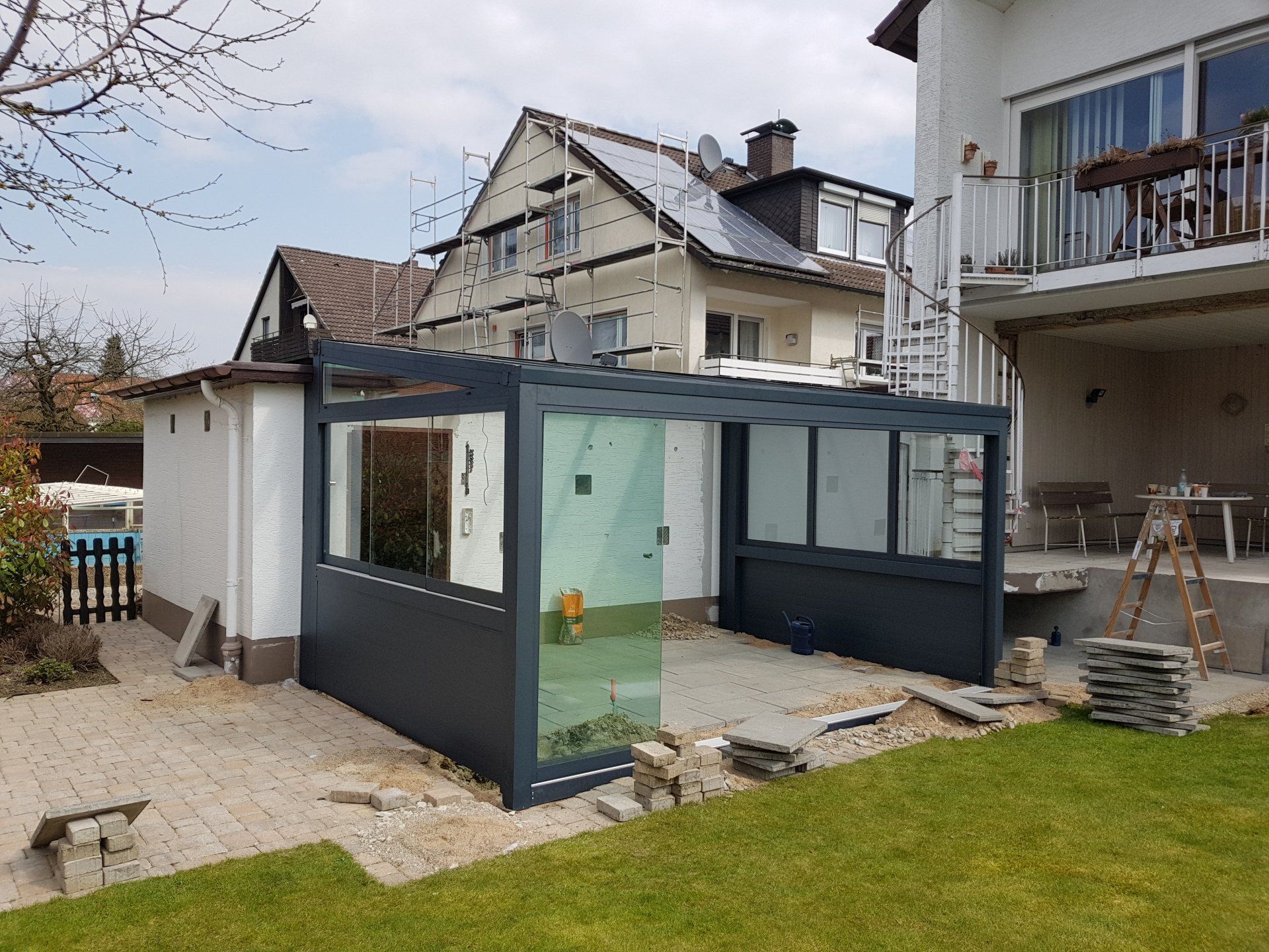 Er wordt een pergola gebouwd in de achtertuin van een huis.