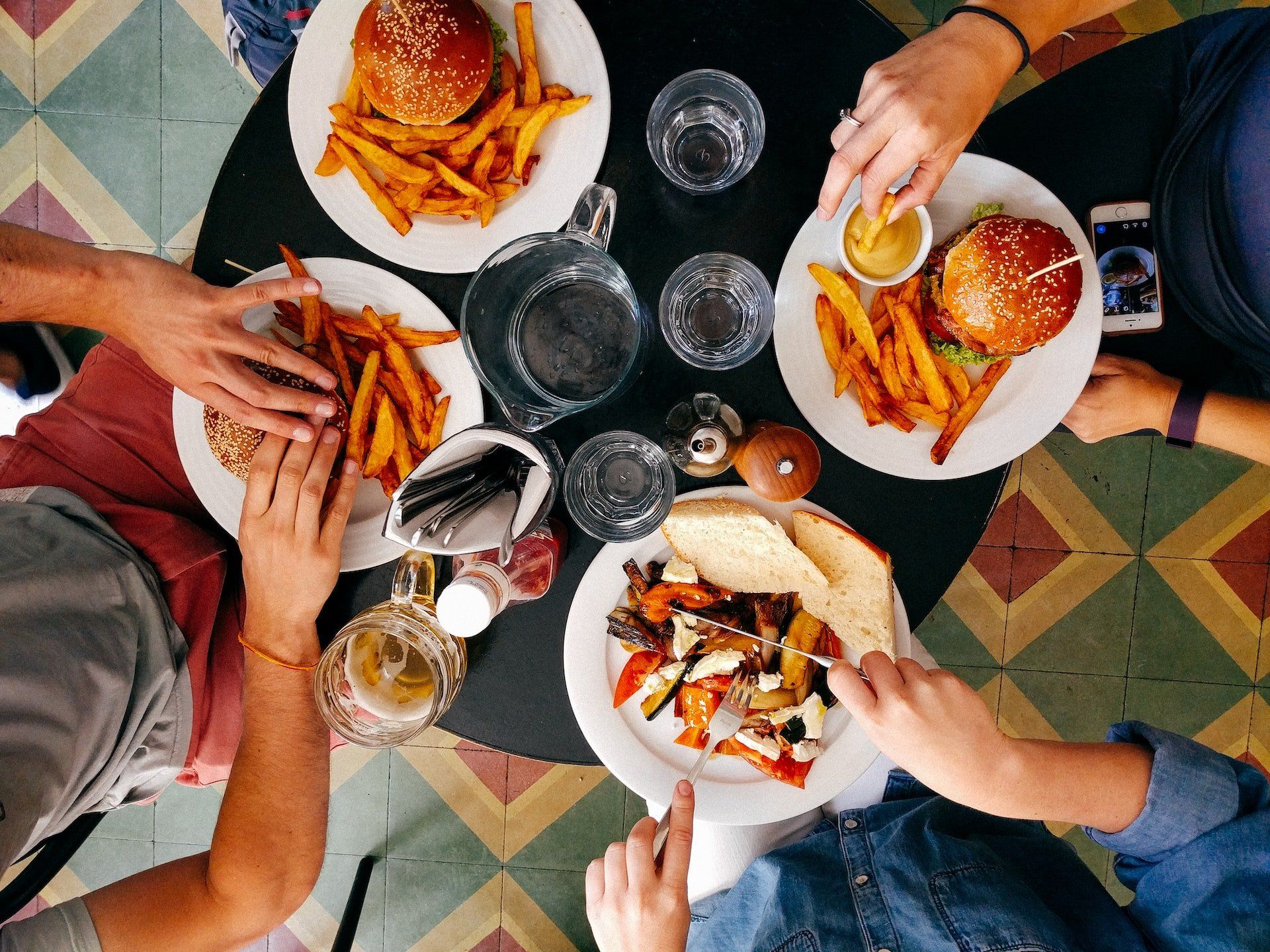 friends-eating-burgers