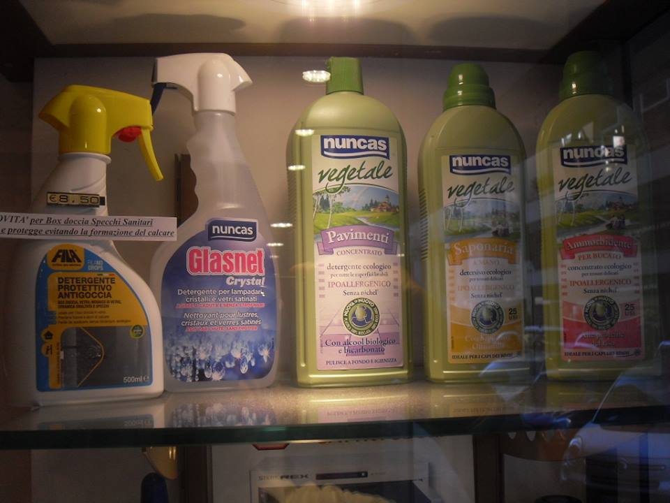 sprai per vetri e prodotti per pavimenti