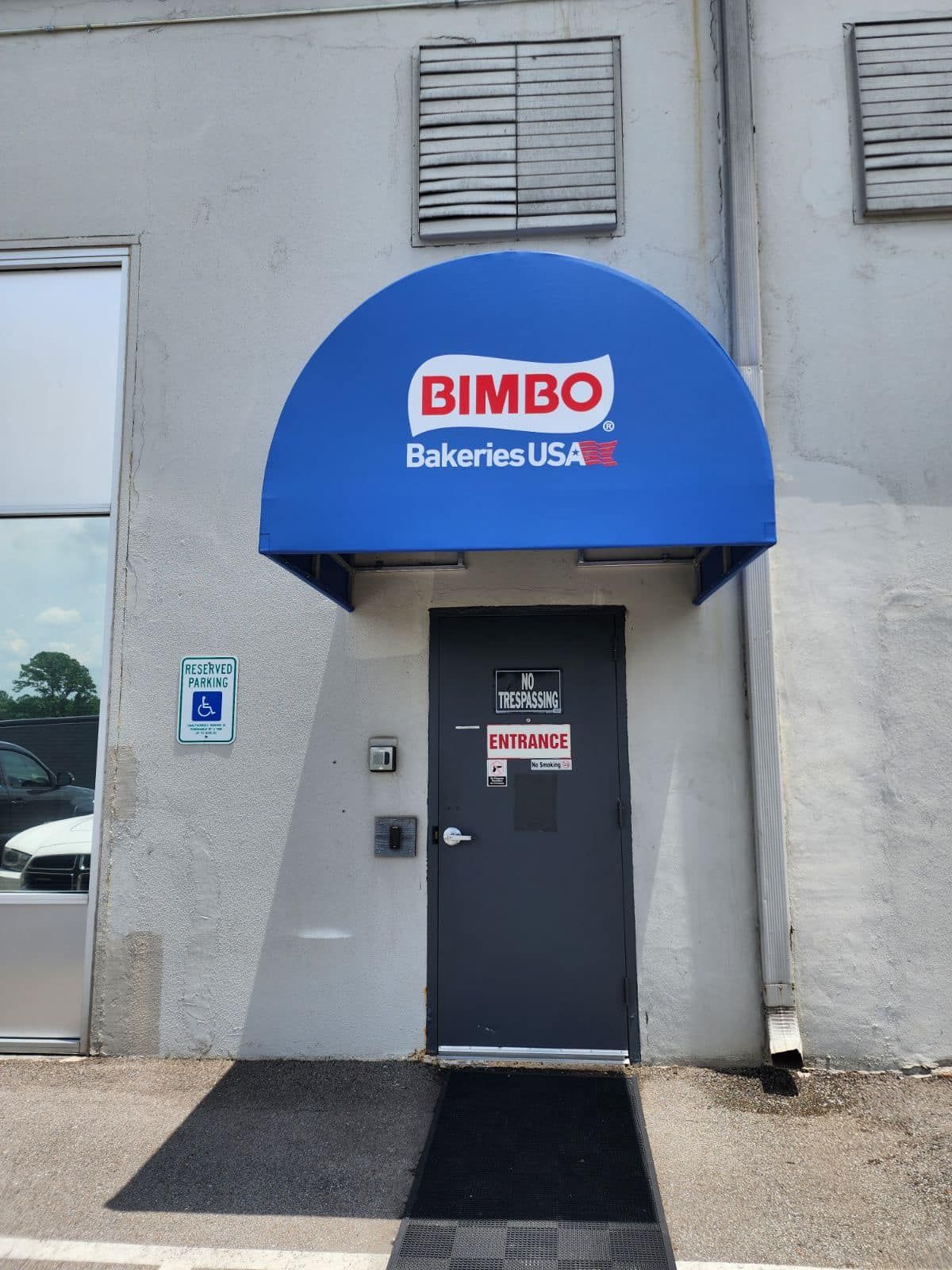 A blue canopy with bimbo bakeries usa written on it