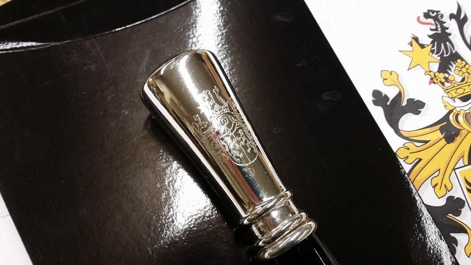 Ein silbernes Objekt sitzt auf einer schwarzen Box