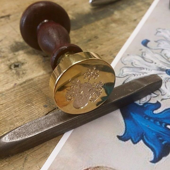 Ein graviertes Schwert liegt auf Steinboden.