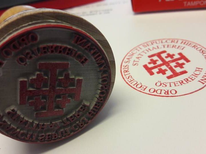 Eine Nahaufnahme eines Fahrradpedals auf einer weißen Oberfläche.