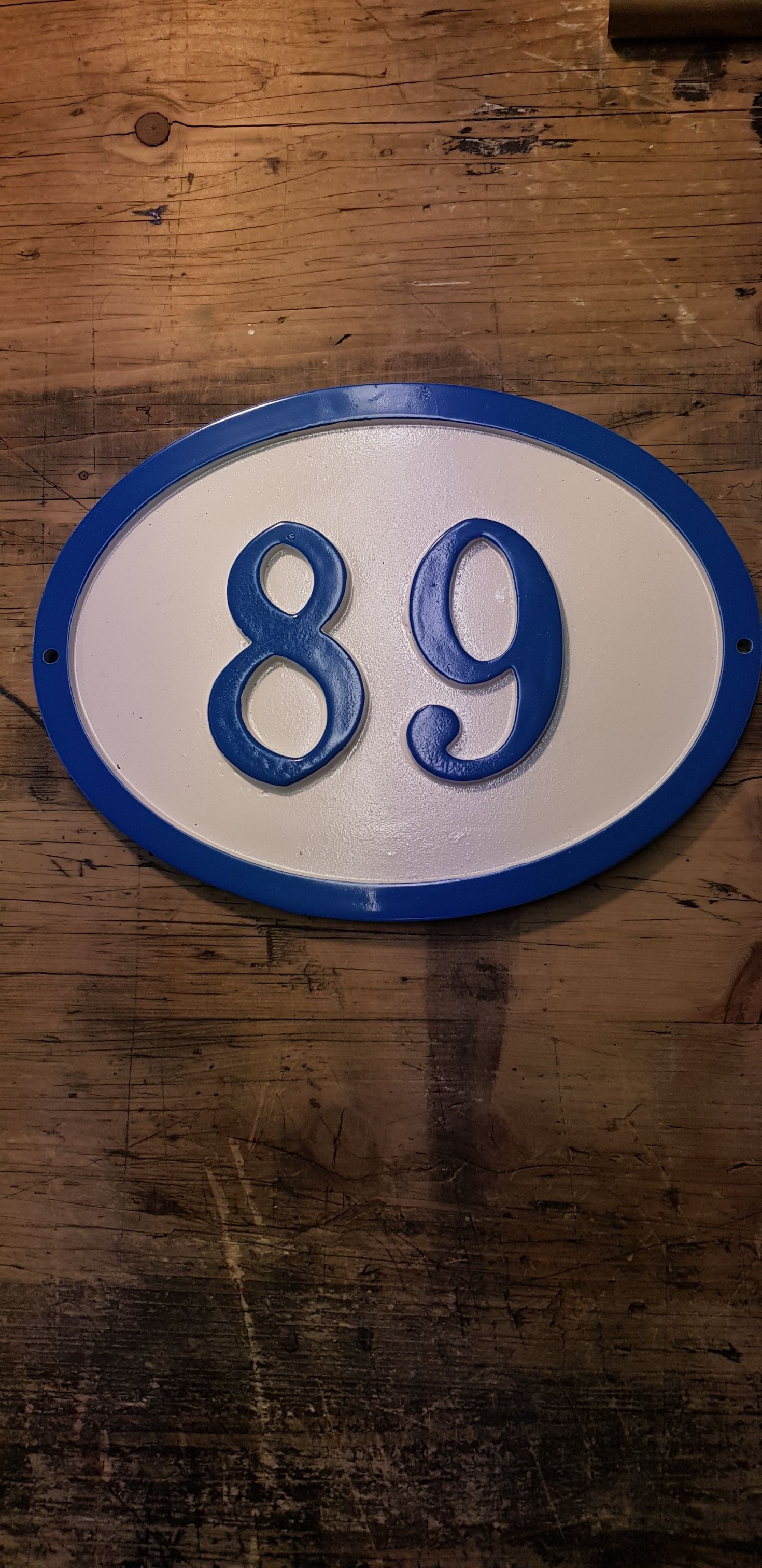 Die Nummer 633 befindet sich auf einer blauen Tür.