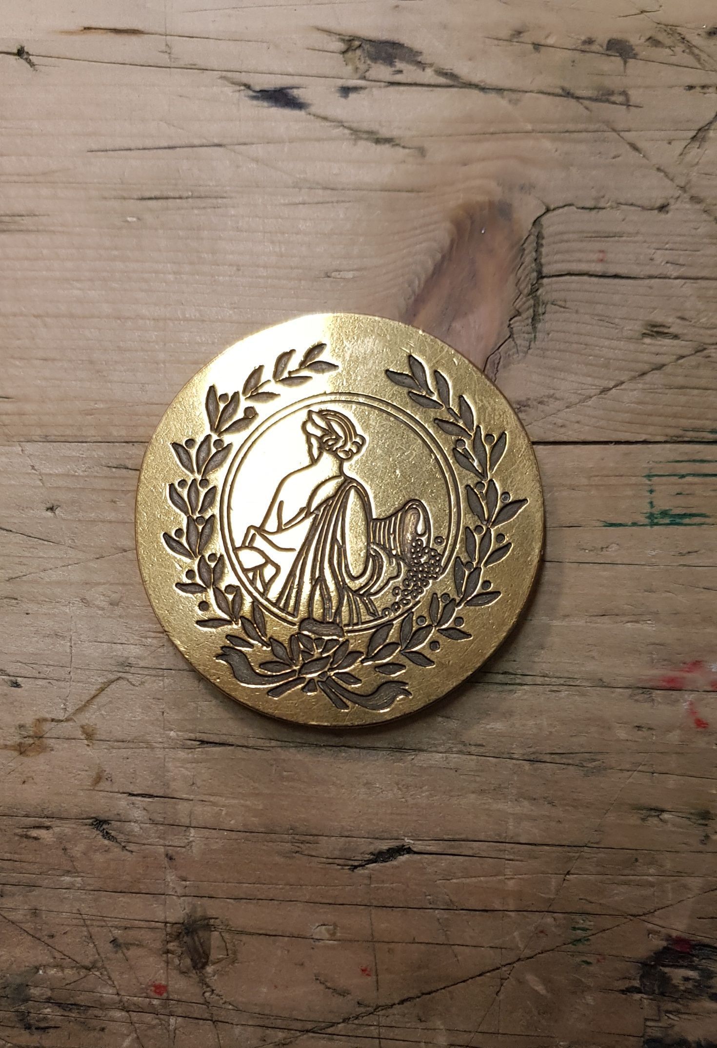 Ein graviertes Schwert liegt auf Steinboden.